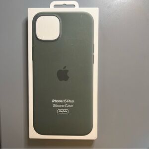 Apple iPhone 15 Plus Silicone MagSafe Case - Cypress Green